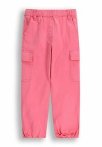 Różowe spodnie cargo z elastycznym pasem, dwoma bocznymi kieszeniami oraz dwiema dużymi kieszeniami po bokach. Elastyczne mankiety przy kostkach. Miękki materiał bawełniany.