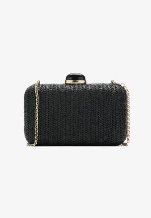 Plic negru țesut cu formă dreptunghiulară, având o curea cu lanț auriu, închizătoare neagră lucioasă și model texturat pe suprafață.