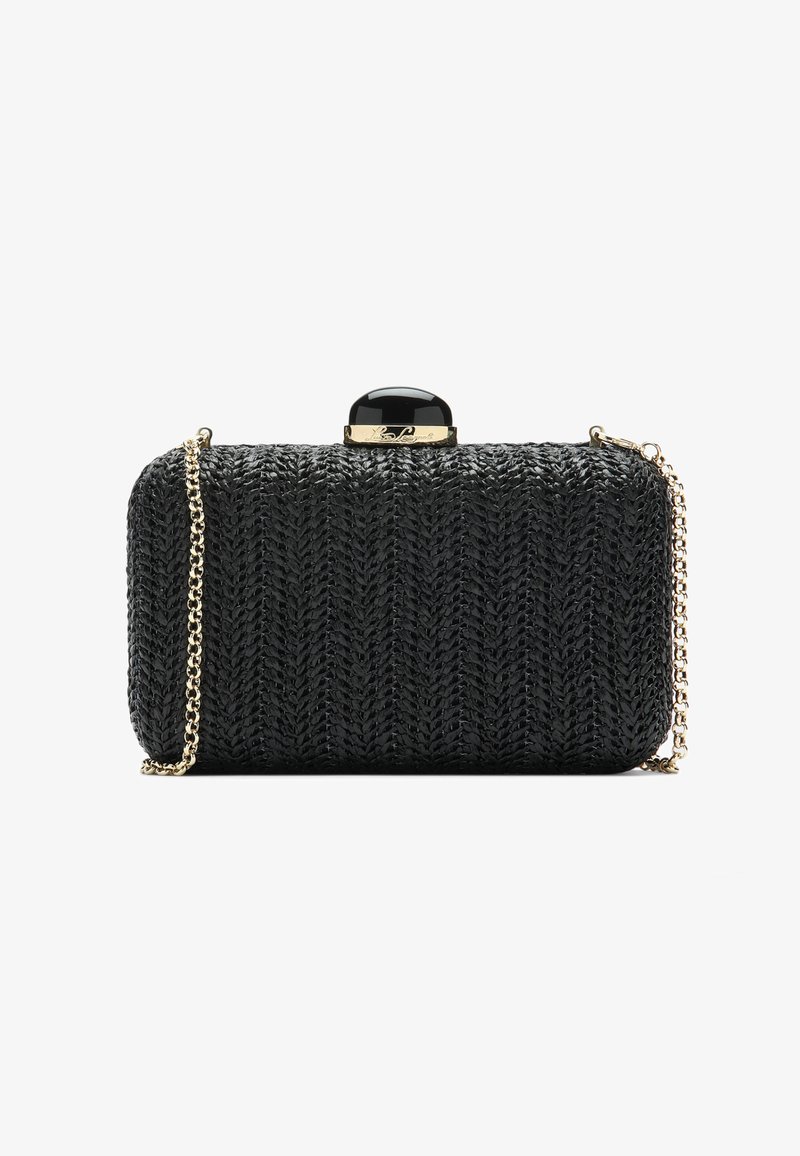 Črn tkan kljukast torbica pravokotne oblike z zlatim verižnim trakom, sijočim črnim zaponkom in teksturirano vzorčasto površino.