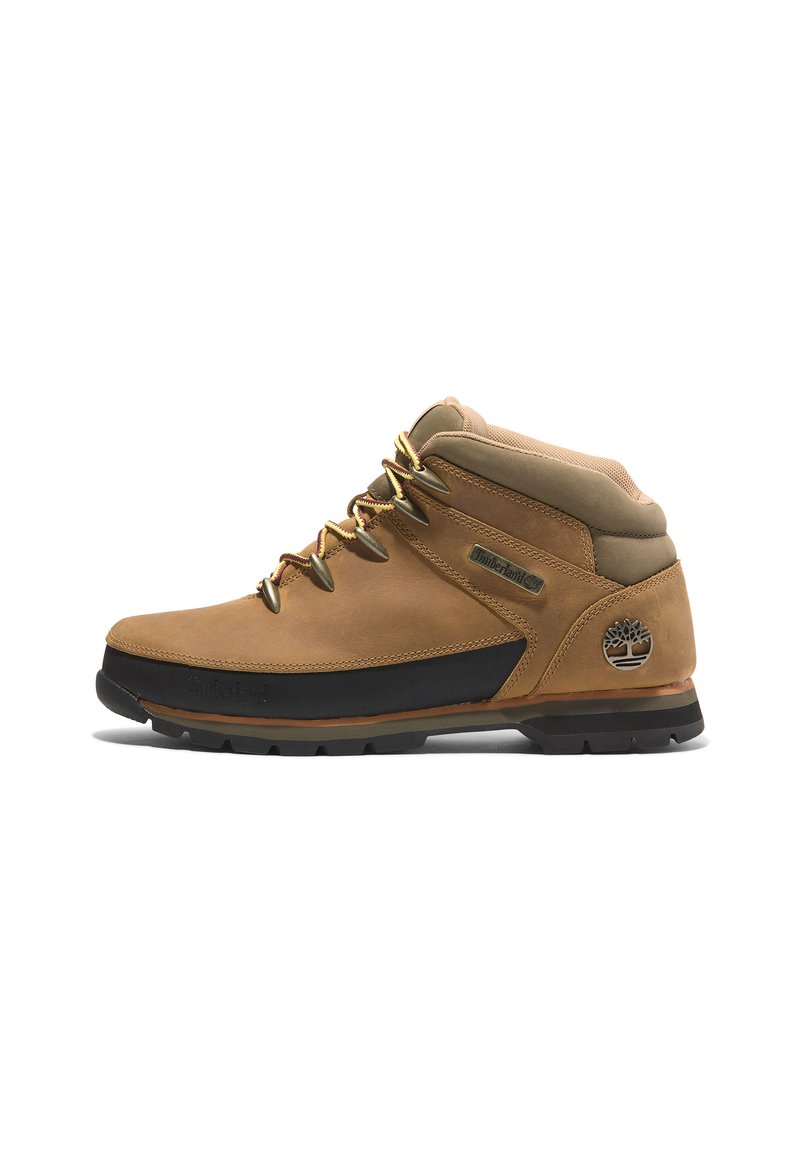 Braune Leder-Halbstiefel für Wanderungen mit schwarzen Gummisohlen, goldenen Ösen und gepolstertem Kragen. Timberland-Logo-Akzent an der Seite.