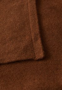 pure cashmere OVERSIZED SCARF - Sjal / Tørklæder - deep camel