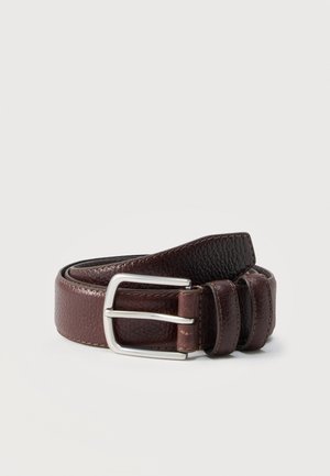Ceinture en cuir texturé marron foncé enroulée avec boucle rectangulaire argentée et deux passants en cuir sur un fond uni.