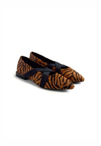 Scarpe basse a righe tigre realizzate in tessuto testurizzato arancione e nero, con punta affusolata e un'ampia cinghia nera incrociata.