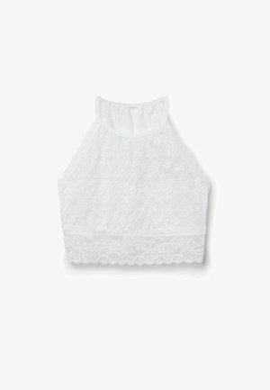 Biały koronkowy crop top z wysokim dekoltem i falbaniastym wykończeniem. Posiada skomplikowane wzory kwiatowe i miękką teksturę materiału.