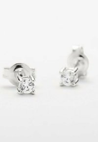 Sølvstud øreringe med klare, runde cubic zirconia sten, fir-prong indstilling og en poleret finish.