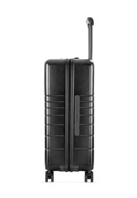 Zwarte harde koffer met een getextureerd ontwerp, uitschuifbare handgreep en vier wielen voor mobiliteit. Beschikt over een ritssluiting en branding aan de zijkant.