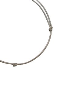 Graue geflochtene Schnur-Halskette mit einfachem Knoten-Detail. Schlankes Design, flexible Textur und minimalistisches Erscheinungsbild.