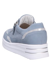 Sneakers en suède bleu avec des accents en maille, matériel argenté, col rembourré et une épaisse semelle blanche dotée de rainures horizontales. Fermeture éclair sur le côté.