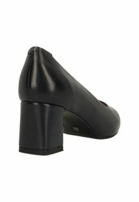 Scarpa nera in pelle con tacco alto, punta arrotondata, tacco spesso, texture liscia e un piccolo taglio decorativo nella parte anteriore.