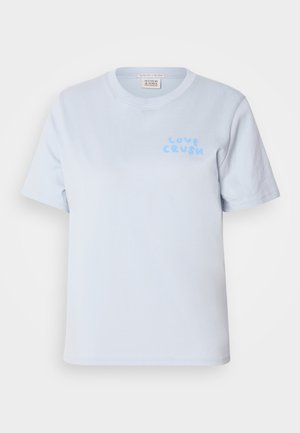 Svetlomodré bavlnené tričko s krátkymi rukávmi a okrúhlym výstrihom. Na ľavej strane hrudníka je nápis "LOVE CRUSH" v hravom štýle.