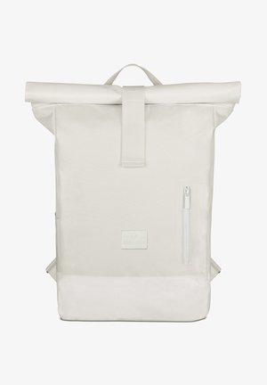 Roll-top hátizsák világosbézs színű anyagból, sima textúrával, elülső cipzáras zsebbel és diszkrét logóval.