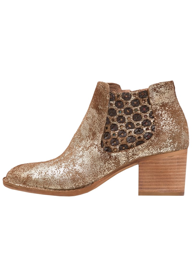 Brązowy botek za kostkę z metalicznym złotym wykończeniem, teksturowaną powierzchnią, wzorem z wycięciami po bokach oraz zdobionym drewnianym obcasem.