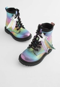 Ankelstøvler med holografisk finish, snøre-design, sort gummisål. Har en sølvstjerne-accent med farverige bånd.