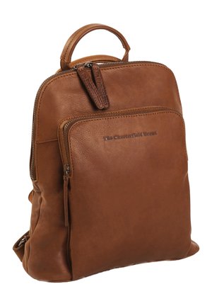 Brązowy skórzany plecak z przednią kieszenią na zamek i górnym uchwytem z wytłoczonym logo "The Chesterfield Brand".