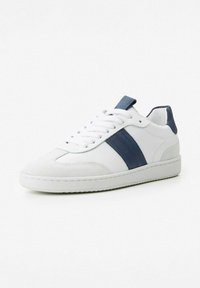 Sneaker bianco con accenti blu navy, realizzato in pelle e camoscio. Caratterizzato da una suola testurizzata, design con lacci e supporto per la caviglia imbottito.