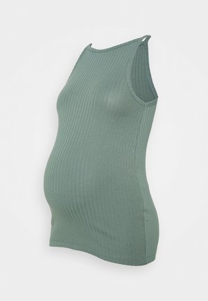 Mouwloze geribbelde zwangerschaps-tanktop in gedempte groene kleur met rekbare stof, gevormd voor een zwangere buik.