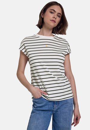 T-shirt en coton à col rond, de couleur blanche avec des rayures horizontales vert foncé. Il présente des manches courtes retroussées et une petite broderie de soleil jaune.