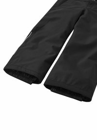 Schwarze wasserdichte Hosen mit elastischen Bündchen. Das Material erscheint glatt und hat ein einfaches Design ohne Muster oder zusätzliche Akzente.