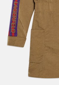 KARL LAGERFELD KIDS DRESS - Denné šaty - camel