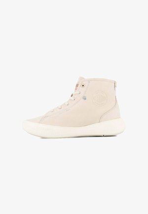 Hellbeige High-Top-Sneaker aus Wildleder, mit einer strukturierten weißen Gummisohle, dezentem Branding und runden Ösen für die Schnürsenkel.