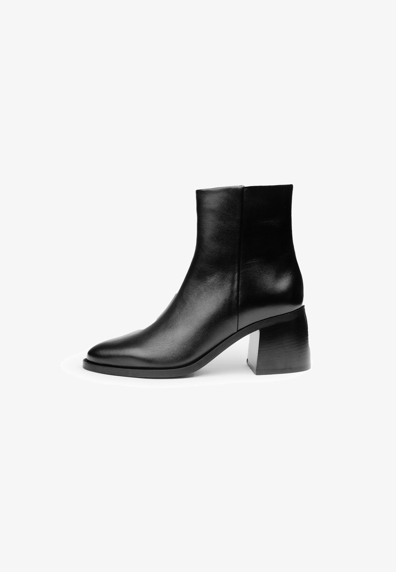 Bottine en cuir noir avec talon bloc, bout pointu et finition lisse, vue de profil sur fond blanc.