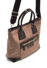Beige nylon handtas met zwarte krokodillenstructuur accenten, dubbele handvatten, een afneembare schouderband en een voorzak met rits.