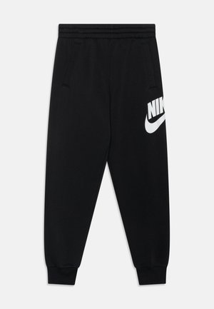 Fekete Nike melegítőnadrág szűkített szárakkal, rugalmas derékkal és oldalsó zsebekkel. A bal combon egy nagy fehér logó található.