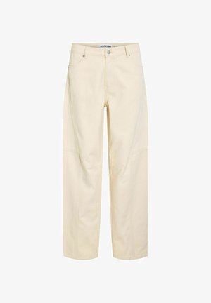 Bézs színű, magas derekú, egyenes szárú nadrág első zsebekkel, övlyukakkal, gombos és cipzáras záródással, sima anyagból.