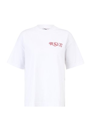 T-shirt bianca in cotone con maniche corte, con il testo rosso "R.S.V.P." sul lato sinistro del petto. Taglio dritto e scollatura rotonda classica.