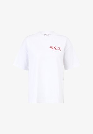 T-shirt bianca in cotone con maniche corte, con il testo rosso "R.S.V.P." sul lato sinistro del petto. Taglio dritto e scollatura rotonda classica.