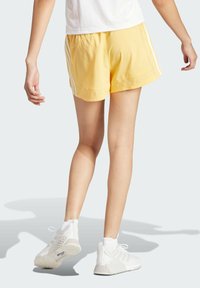 adidas Performance PACER STRIPES HIGH RISE - Pantalón corto de deporte - semi spark white
