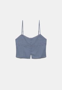 Camisole bleu clair raccourcie avec fines bretelles réglables, fermeture à boutons à l'avant, bordure en dentelle et texture verticale subtile sur la partie supérieure.