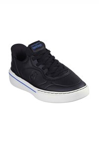Zapatilla negra con un upper de cuero texturizado, diseño de cordones, suela de goma blanca y franja de acento azul. Presenta el logo en la lengüeta.