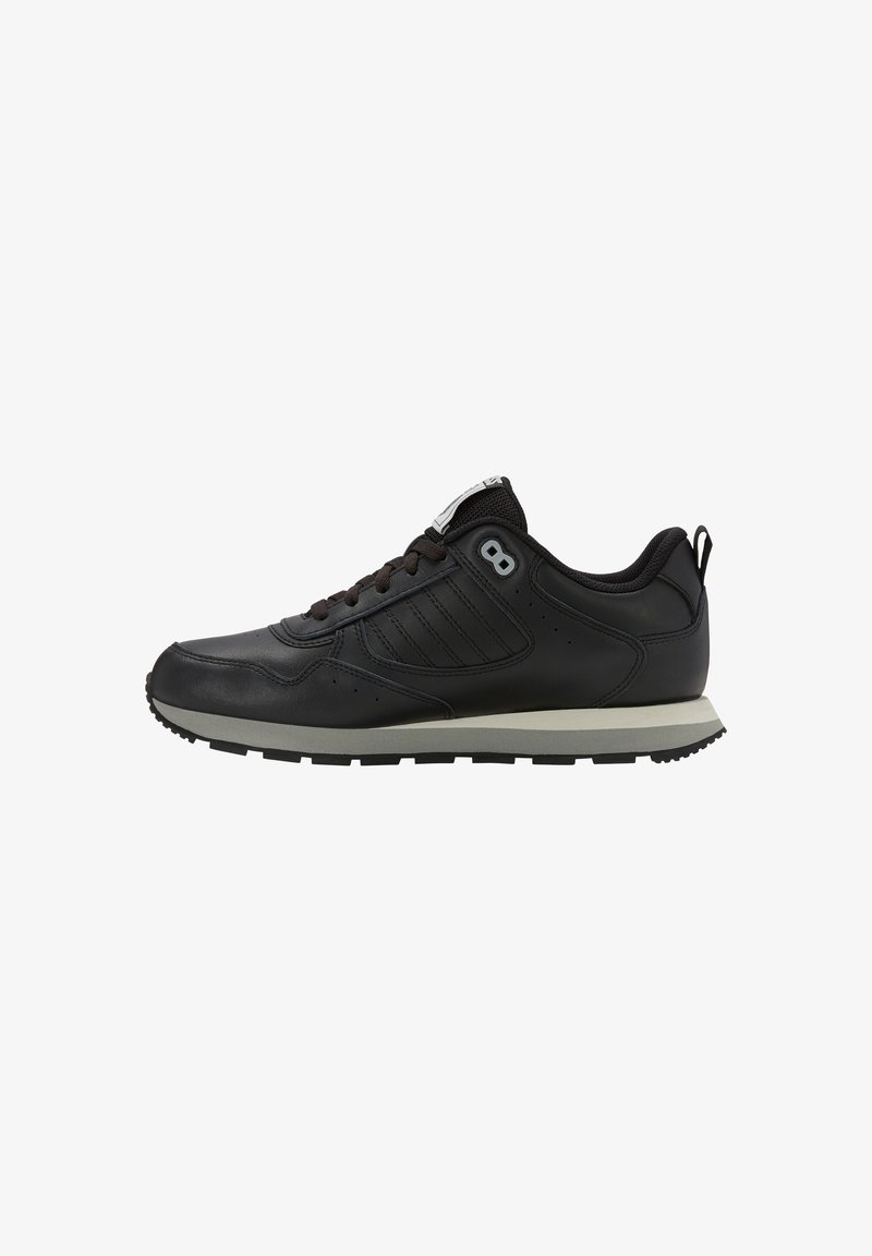Czarne skórzane sneakersy z textured górą, wyściełanym kołnierzem i kontrastującą szaro-sklejoną podeszwą. Oferują sznurowaną konstrukcję i subtelne oznakowanie po bokach.