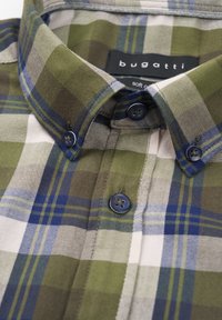 Karierte Hemd in Grün-, Blau- und Weißtönen; mit einem Button-Down-Kragen und marineblauen Knöpfen; aus weichem Stoff mit einer strukturierten Oberfläche gefertigt.