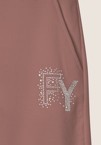 Tessuto rosa polveroso con una superficie liscia, caratterizzato da strass decorativi che formano le lettere "FY" e un design a scaglie.
