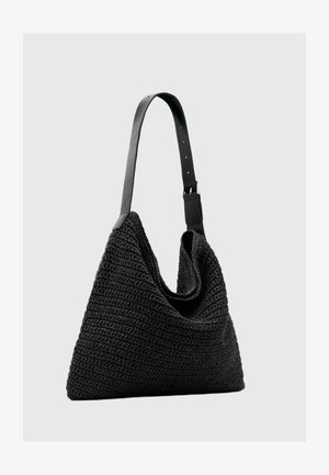 Saco tote preto tecido com corpo macio e texturizado e base plana, apresentando uma alça de ombro em couro preto liso e formato arredondado.
