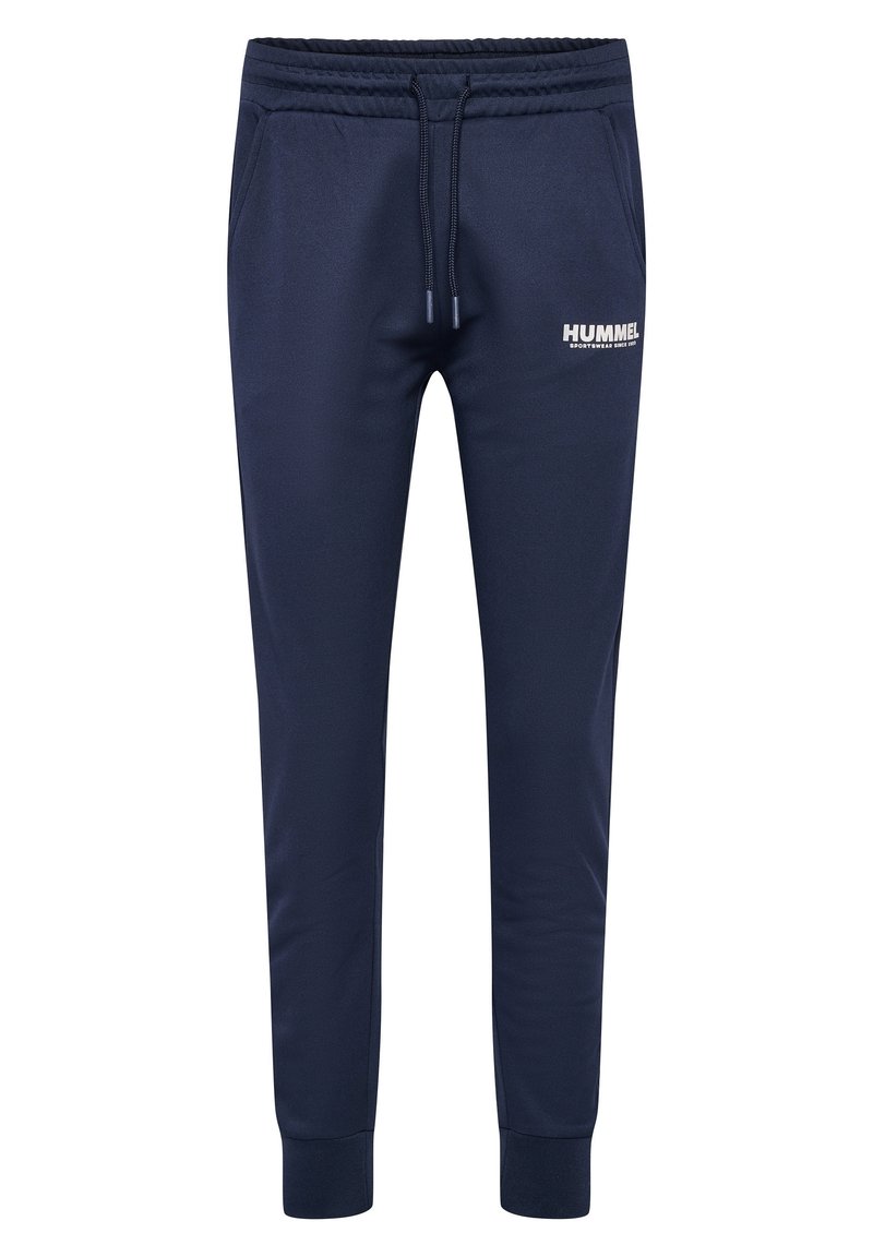 Tummat siniset collegehousut, joissa on joustava vyötärö ja nauhakuja, vasemmalla puolella pieni valkoinen "HUMMEL"-logo ja kapenevat lahkeet.