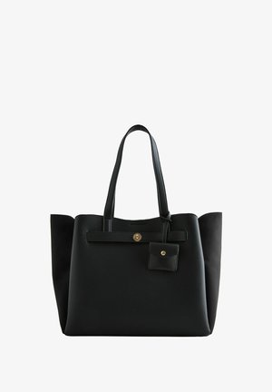 Schwarze strukturierte Tote-Tasche mit zwei Schulterriemen, einem goldenen Drehverschluss und einer kleinen angebrachten Tasche mit Druckknopf.