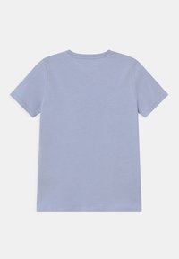 T-shirt de manga curta azul claro com decote redondo. Textura suave, detalhes mínimos e corte padrão. Apenas vista posterior, sem gráficos ou padrões.