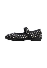 Scarpe Mary Jane nere con suola piatta, caratterizzate da borchie metalliche disposte in un motivo sulla parte anteriore e una fibbia per una vestibilità sicura.