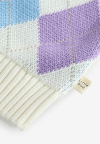 Sweter dziergany w jasnoniebieski, biały i lawendowy wzór argyle, z żebrowanym kremowym wykończeniem oraz małą metką "Little Bird".