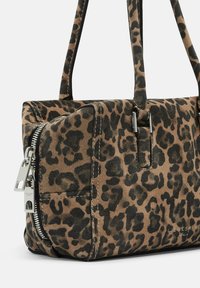 Torebka w panterkę z miękkiego zamszu, zapinana na zamek, z dwoma uchwytami i srebrnymi akcentami metalowymi. Kompaktowy, prostokątny kształt.