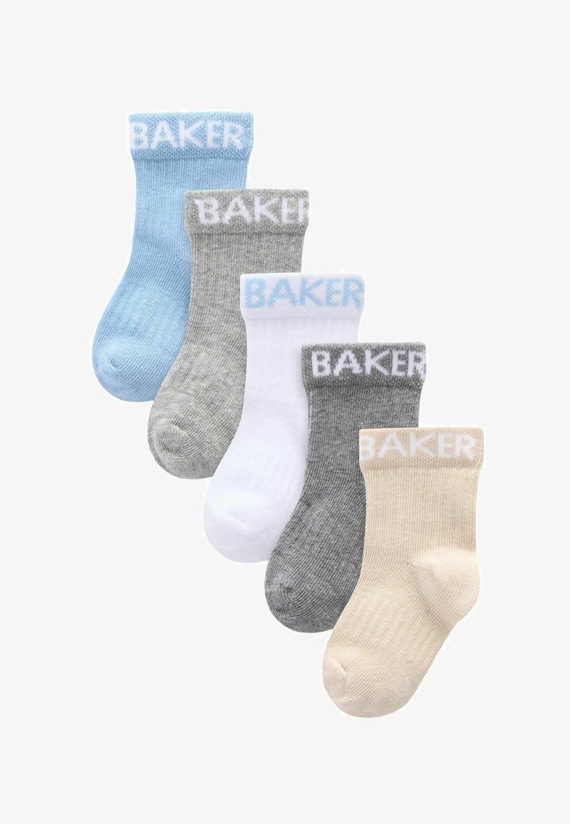 Fünf Paar Socken in Hellblau, Grau, Weiß, Dunkelgrau und Beige, jeweils mit einem gerippten Textur und einem Band mit der Aufschrift "BAKER".