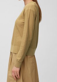 Maglione a maniche lunghe con scollo rotondo in verde oliva chiaro, realizzato in tessuto lavorato a maglia testurizzato, con orlo aderente e polsini a coste.