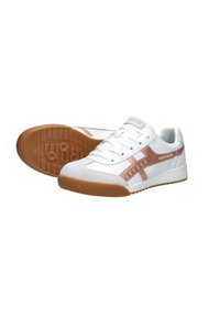 Witte sportschoenen met een gestructureerde gumrubberen zool. Voorzien van roségouden accenten, een vetersluiting en contrasterende stiksels aan de zijkanten.