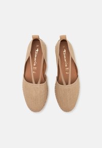 Beiga slip-on skor med en texturerad tygöverdela, elastiska sidoinlägg och rund tå. Läderinlägg med varumärke och storleksmärke.