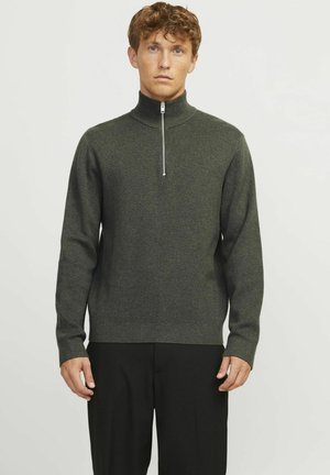 Suéter de punto en verde oscuro, con un alto cuello y cremallera de un cuarto. Fabricado con un tejido de punto texturizado, cuenta con mangas largas y un diseño ajustado.
