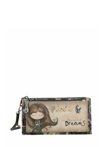 Cartera con cremallera en material sintético, que presenta un estampado caprichoso de una niña con cabello castaño y un gato, acentuada con herrajes plateados y texto.