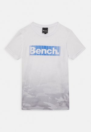 Hvid t-shirt med korte ærmer med blåt "Bench." logo i stregkodestil og lys grå camouflage mønster nederst.